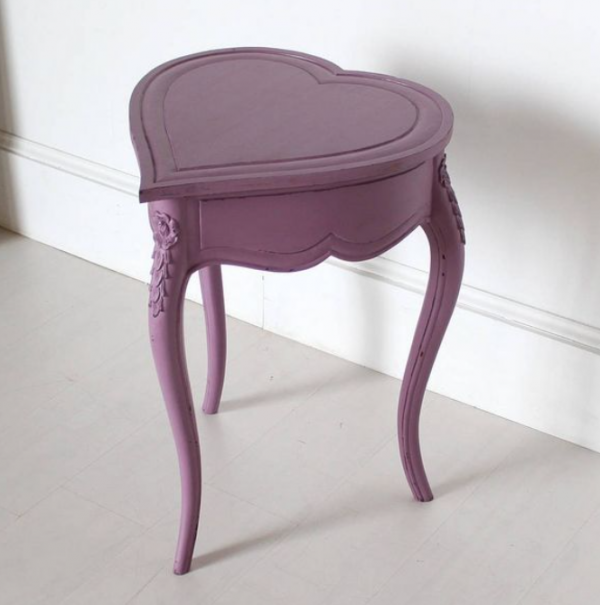 Meja berbentuk hati dengan warna soft dan feminin